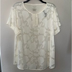 NWT. Van Heusen. Blouse. Size: XL. Color: Cream. polyester and cotton.